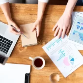equipo planeando la estrategia de marketing y las investigaciones de mercado
