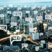 Ciudad comentando en redes sociales para el comercio electrónico